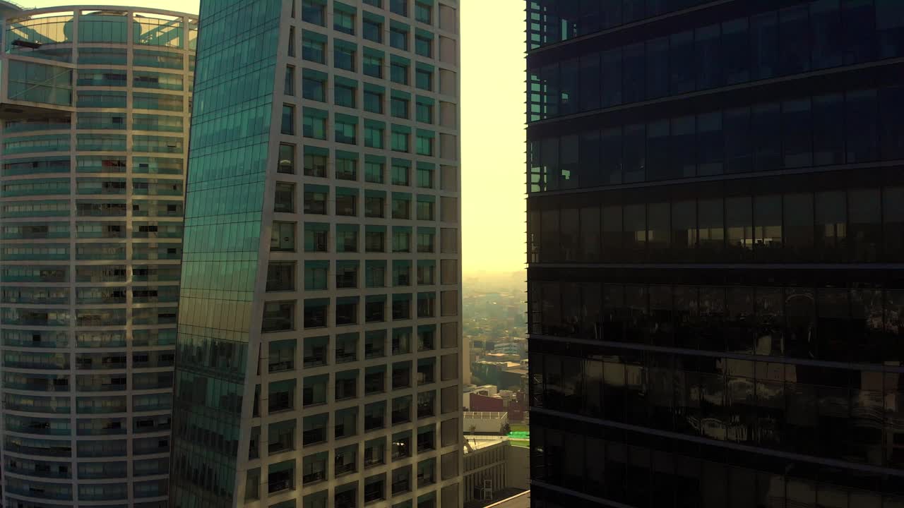 Tomada de drone revelando edifícios altos na hora dourada, Cidade do México