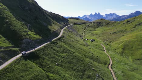 Autocaravana-Rv-Conduce-Paso-De-Montaña-En-Saboya-Isere,-Alpes-Franceses---Seguimiento-Aéreo