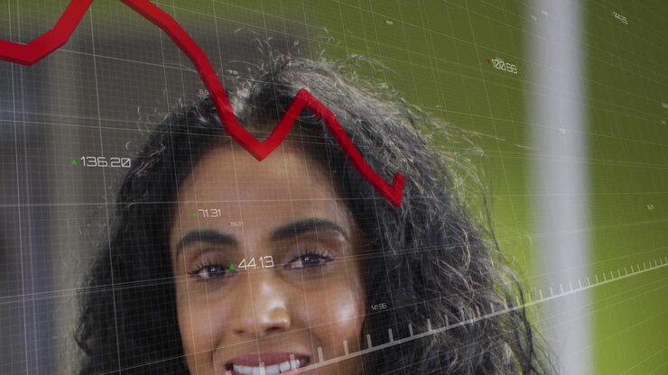 Animazione di elaborazione di dati statistici su primo piano del ritratto di una donna birazziale che sorride in ufficio