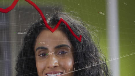 animación del procesamiento de datos estadísticos sobre el retrato de cerca de una mujer biracial sonriendo en la oficina