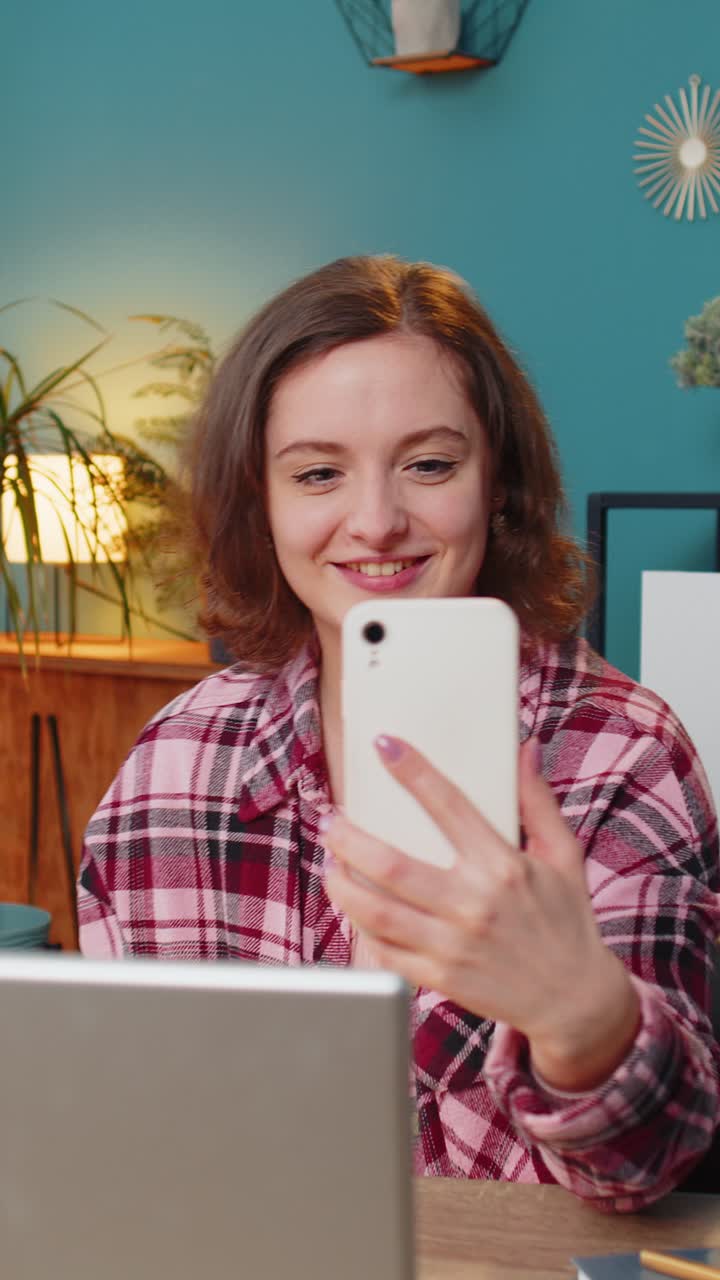 mujer de negocios saluda con la mano, gesto de saludo, da la bienvenida a alguien en un teléfono inteligente, seminario en línea