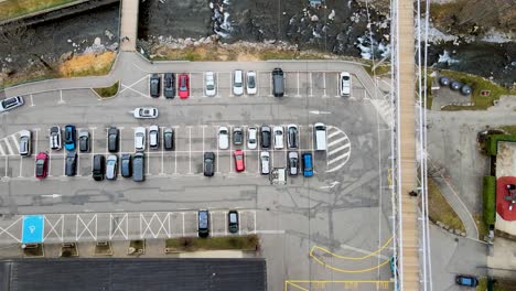 vista superior del siguiente ascensor de esquí de góndola sobre el río y estacionamiento en una estación en morzine, francia