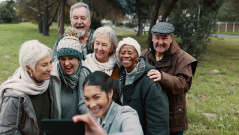 Natur,-Selfie-Und-ältere-Freunde-Mit-Frau