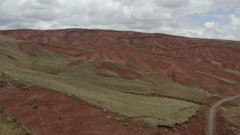 Paisaje-Andino-Con-Montañas-Rojas-Y-Cielo-Azul