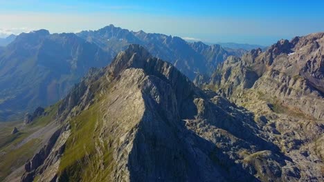 Al-Capturar-La-Esencia-De-Los-Picos-De-Europa-Desde-Una-Perspectiva-única,-El-Dron-Revela-Un-Fascinante-Ballet-De-Naturaleza-Indómita,-Mostrando-La-Elegancia-Agreste-Y-El-Drama-Panorámico-De-Los-Picos-Europeos.