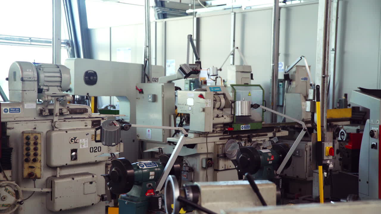 maquinaria en un taller de ingeniería vacío