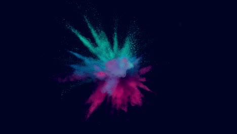 super cámara lenta de la explosión de polvo de color aislado en el fondo oscuro.