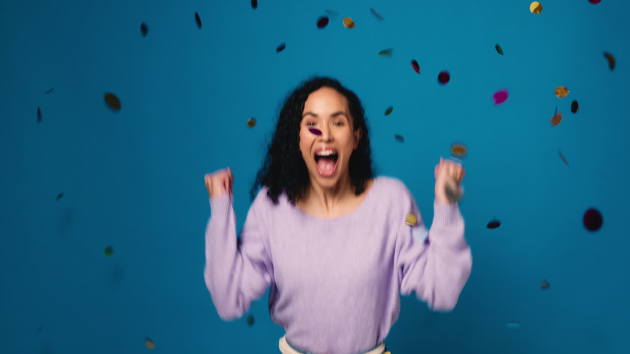 una mujer celebrando con confeti.