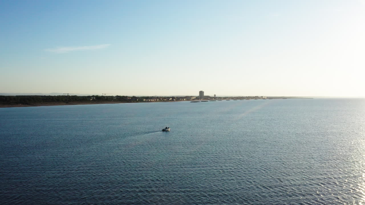 지중해 위의 해가 지는 발라스-플레지 시티 오크시타니아 공중