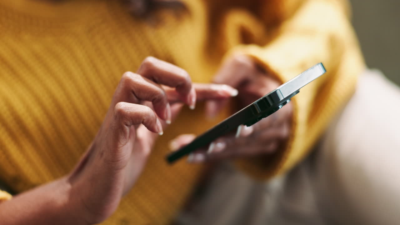 여자는 휴대 전화를 사용 하여