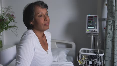 mujer preocupada sentada en una cama de hospital 4k