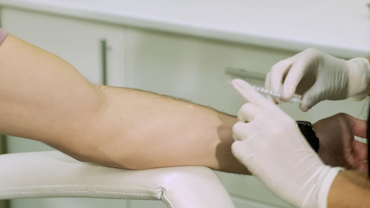 procedimiento de vacunación de cerca. inyección en la mano.