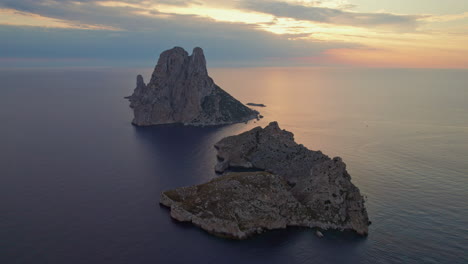 vista panorámica de la isla de es vedrà en ibiza, españa, al atardecer - toma aérea