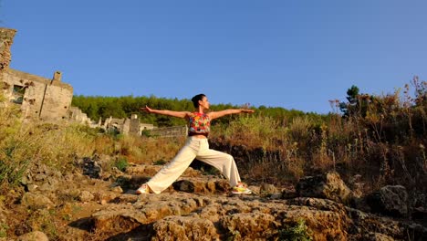 Yoga-La-Chica-Haciendo-Yoga-Con-Una-Parada-De-Cabeza-En-La-Hierba