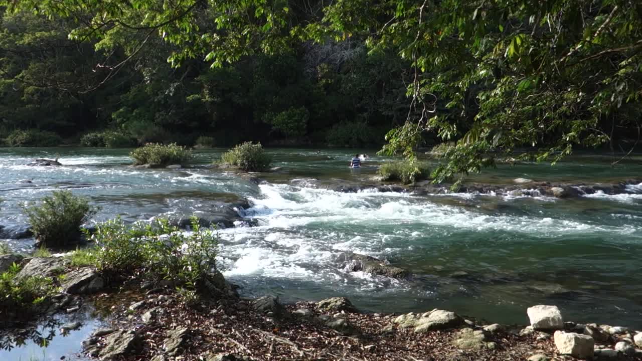 Il fiume Macal scorre attraverso il Belize.