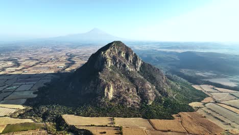 Cerro-Del-Chumil,-Tall-Mountain-in-Valley-of-Morelos,-Mexico---Aerial-Approach