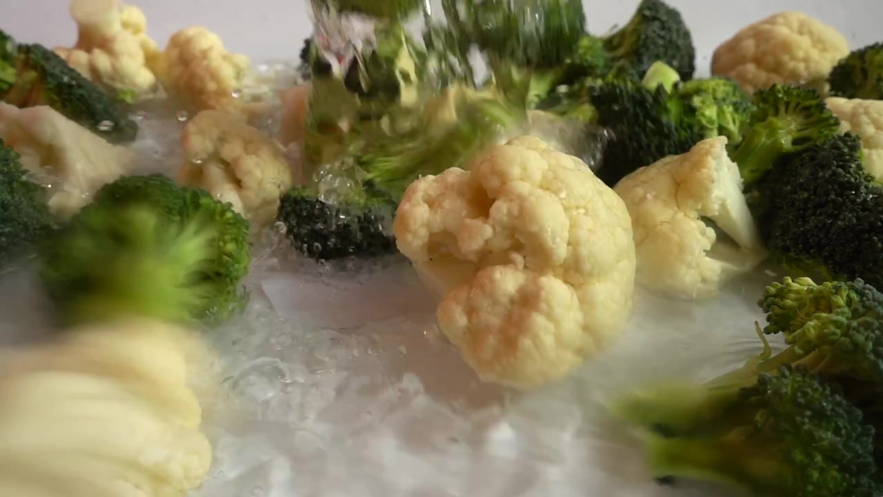 Broccoli e cavolfiore maturi. Slow motion