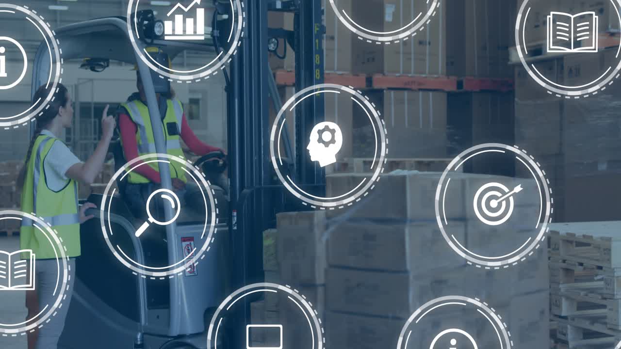 Collega che tocca un pulsante, attivando l'operatore che solleva le forche e controlla il carico con icone logistiche.