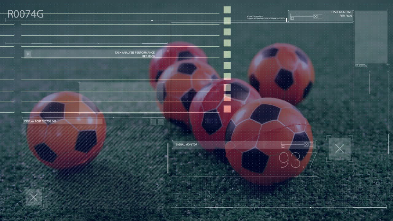animación de la interfaz con procesamiento de datos contra el primer plano de los balones de fútbol en el campo de hierba