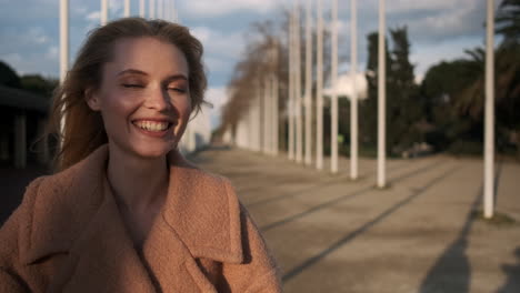 una mujer feliz sonriendo a la cámara.