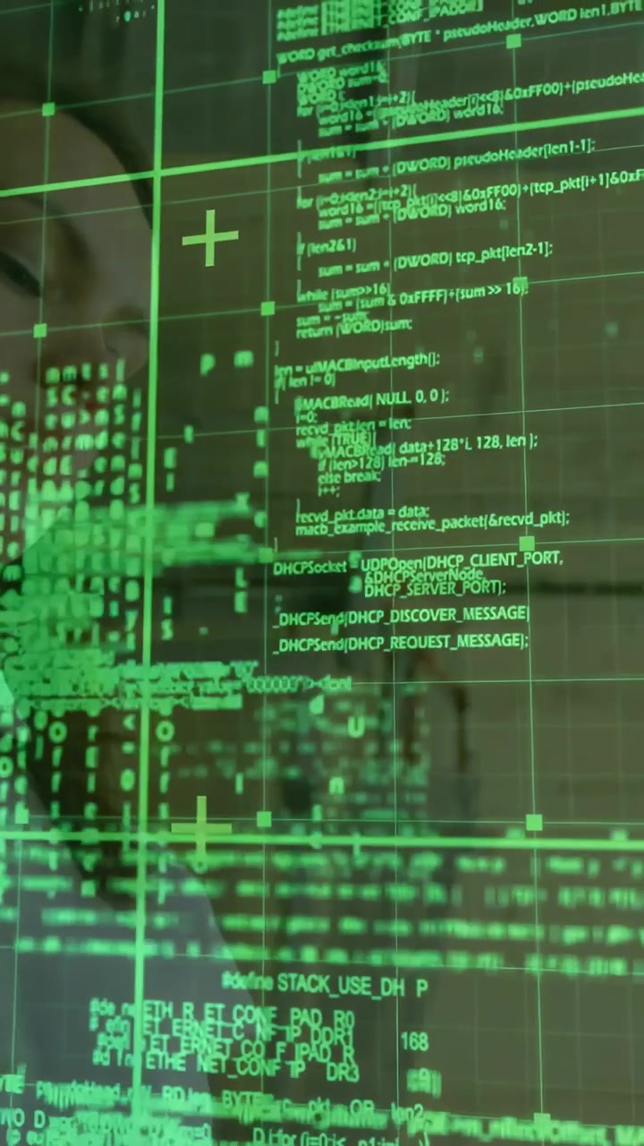 Vertikální video: Žena naklání telefon, aby si prohlédla zelený kód objevující se na průhledné technologické obrazovce.