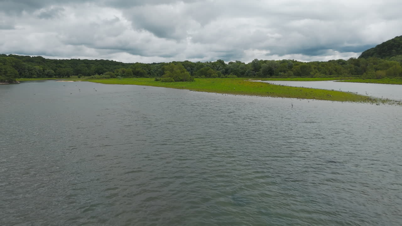 Sobrevoando as águas ondulantes do Lago Eucha durante o dia em Tagg Flats, Oklahoma, EUA. - tomada aérea