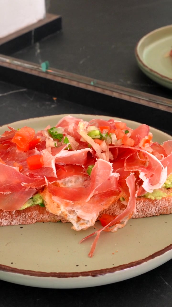 Bruschetta gourmet con prosciutto e avocado, pomodoro e cipolla