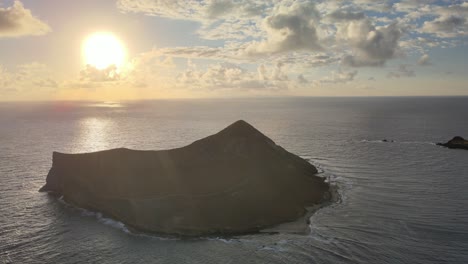 Langsame-Und-Stetige-Drohnenaufnahmen-Von-Manana-Island-Oder-Rabbit-Island-In-Hawaii