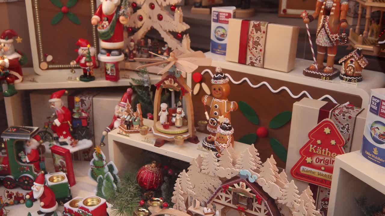 adorables decoraciones navideñas a la venta en un escaparate de una tienda en heidelberg, alemania en un festivo mercado navideño en europa