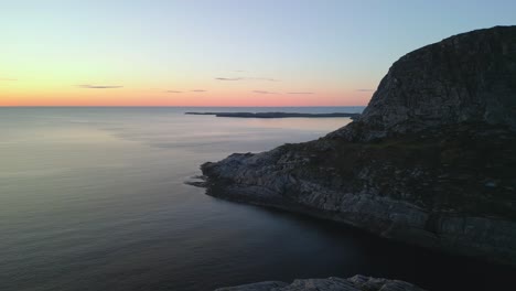 puesta de sol del océano con una pequeña colina
