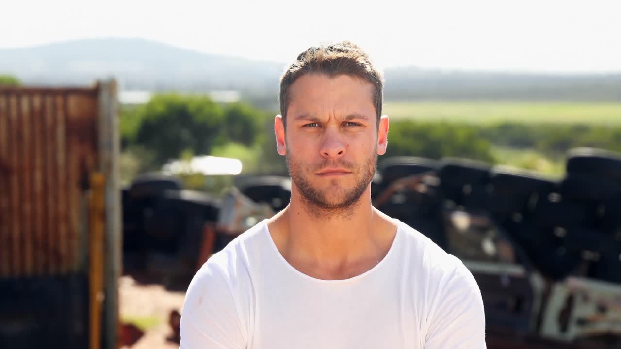 팔을  ⁇ 고 서 있는 남자 4k