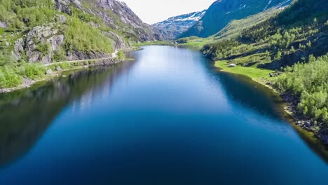 Imágenes-Aéreas-Hermosa-Naturaleza-Noruega.