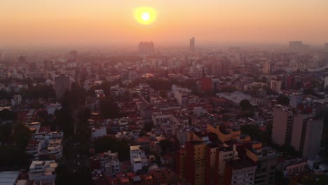 Impresionante-Toma-Amplia-Y-Dinámica-De-Establecimiento-De-La-Ciudad-De-México-Al-Atardecer