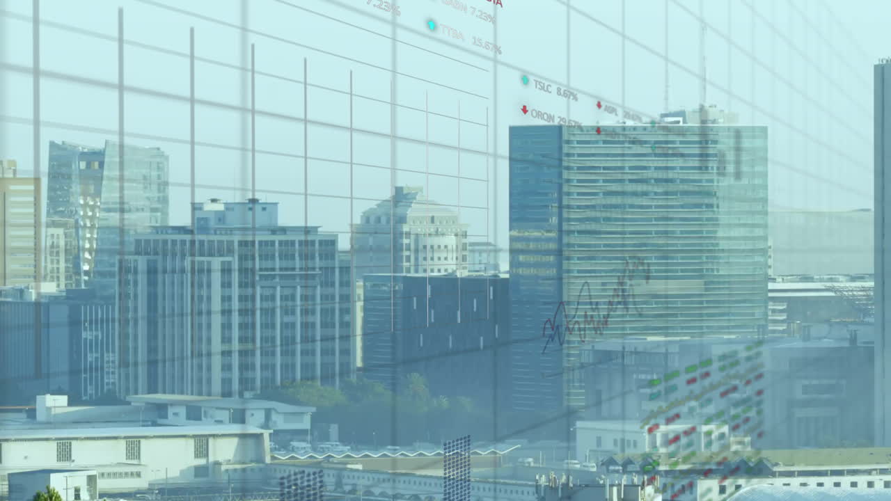 空を背景に、近代的な建物の手前に複数のグラフと取引ボードが重なるアニメーション。