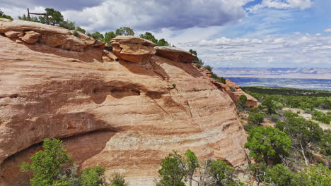 Drone-flyby-of-a-nicely-shaped-rock-structure-in-the-Colorado-National-Monument