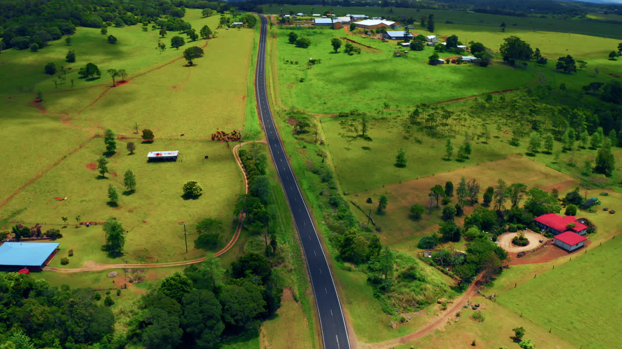 vista aérea del exuberante paisaje de campo verde en la ciudad rural de atherton en la región de tablelands, queensland, australia