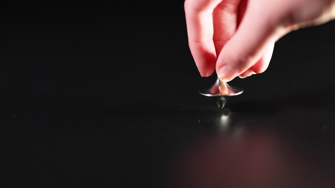 표면에 꼭대기를 회전하는 손