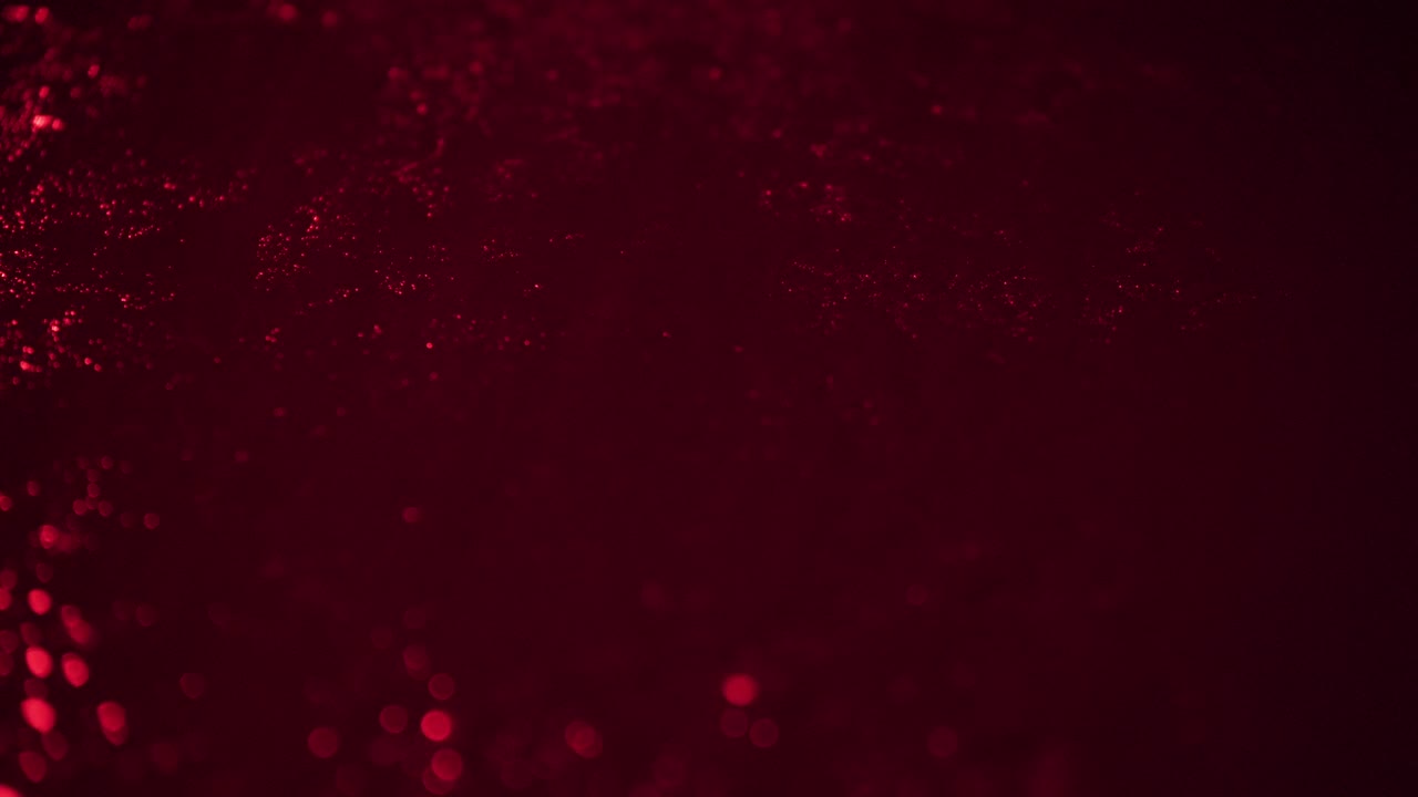 filmati di gocce bagnate su sfondo rosso