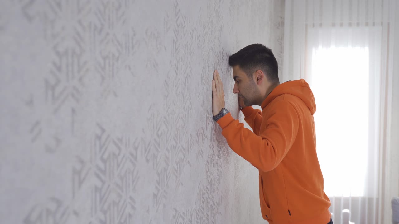 슬픈 남자. 슬프고 우울한 남자 벽에 기대어.