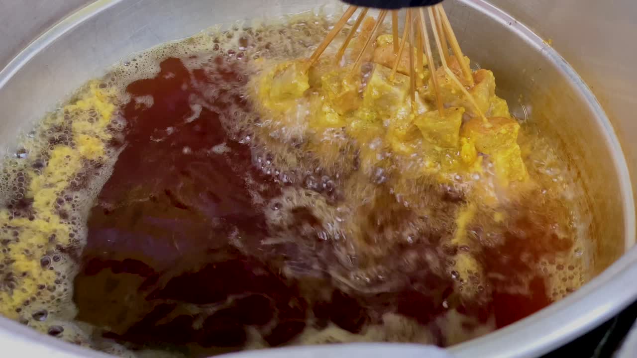 갈색 기름 으로  ⁇ 김 을  ⁇ 는 음식