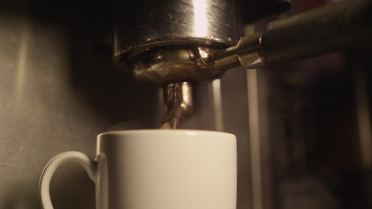 Close-up de Máquina de Café Espresso Preparando Café Fresco em uma Caneca Branca