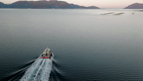 cruceros en barco hacia corrales marinos abastecidos - acuicultura en el ártico
