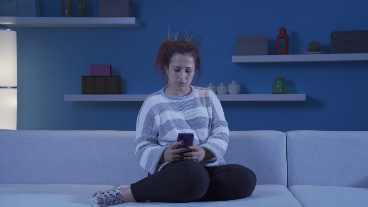 la mujer que mira a su alrededor con miedo.