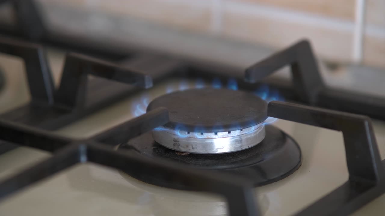 국내 주방 스토브에서 파란 불의 클로즈업. 불타는 불꽃과 함께 가스 커 프로판 가스.