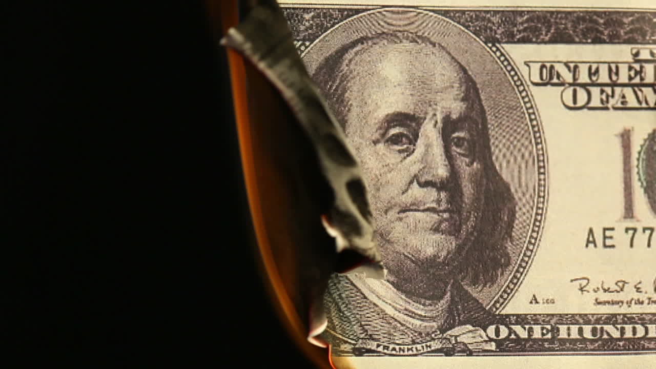 quema de billetes de dólares