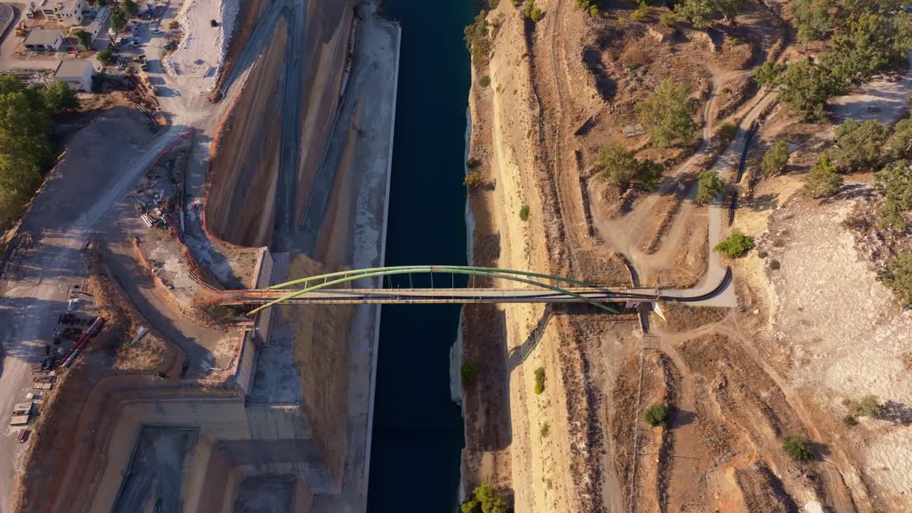 Vista aérea de trincheira de canal profundo esculpida em terreno rochoso, Grécia