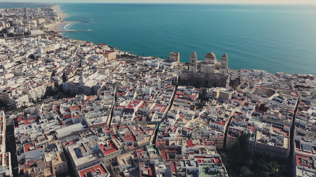 Stilldronebillede i fugleperspektiv af Cádiz’ gamle bydel med domkirkens tage og tæt, historisk bybillede på Atlanterhavskysten i Andalusien, Spanien, Europa. Europæisk arkitektur, filmisk farvekorrektion