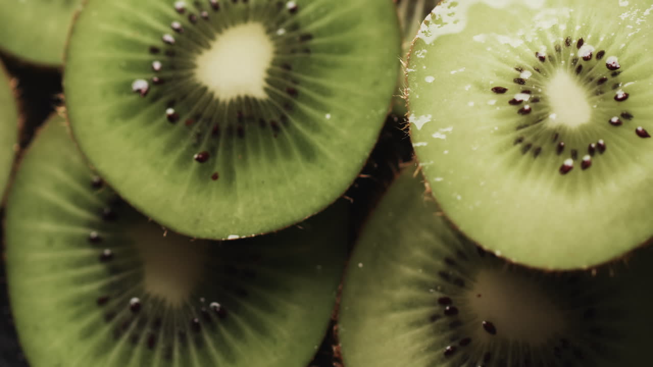 Microvídeo en primer plano de rodajas de kiwi con espacio para texto