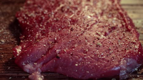 pimienta mezclada y especias en el filete de carne cruda