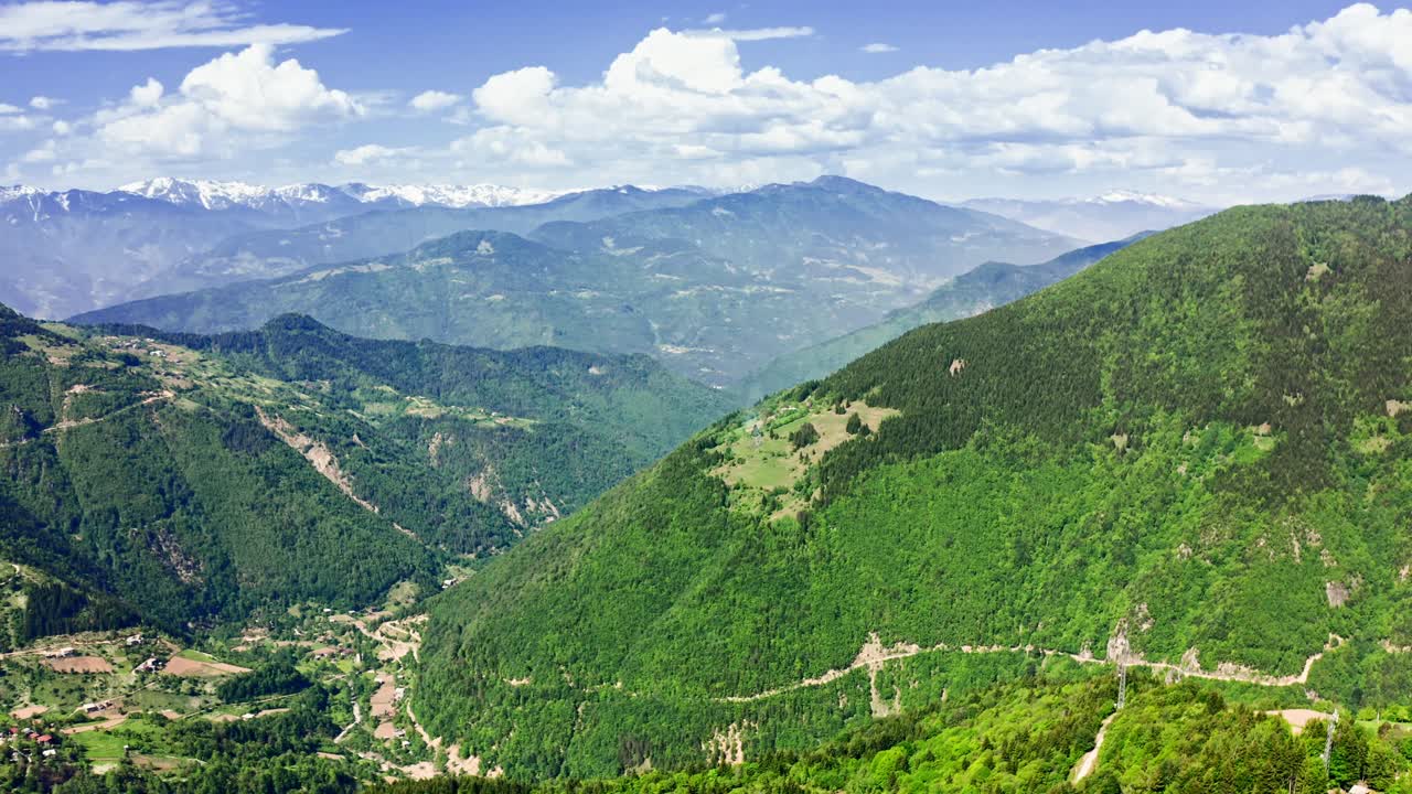 valles soleados y laderas de las montañas de adjara, georgia